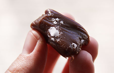 Chokladkola med flingsalt