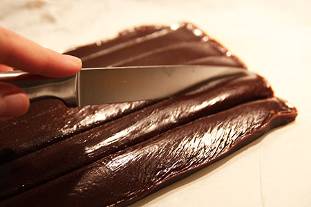 Skär upp chokladkolan